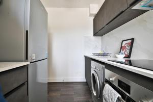 Centrally Located 2Bed Flat With Balcony & Parking