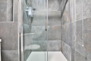 Centrally Located 2Bed Flat With Balcony & Parking