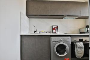 Centrally Located 2Bed Flat With Balcony & Parking