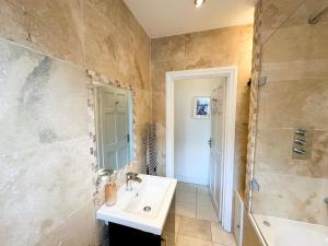 11 Guests - 6min Drive to the Wembley Stadium