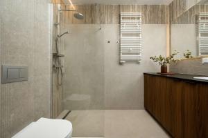 Prestiżowe Apartamenty z Widokiem na Rzekę i Parkingiem by Renters Prestige