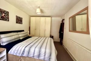 Oldham Bungalow Retreat: 2BD Peaceful Comfort