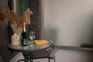 Josephine Apartment in Odyssey Spa & Pool-parking