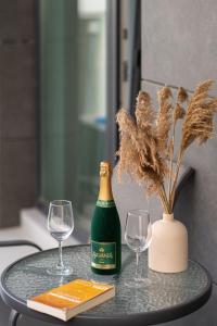 Josephine Apartment in Odyssey Spa & Pool-parking