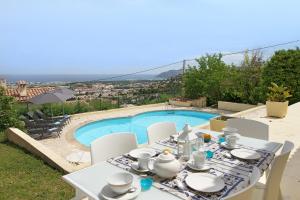 Maisons de vacances SOPHIES HOMES VILLA PANORAMIC SEA VIEW and POOL : photos des chambres