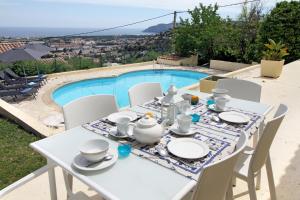 Maisons de vacances SOPHIES HOMES VILLA PANORAMIC SEA VIEW and POOL : photos des chambres