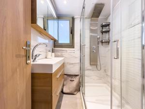 Panorama View Apt with Jacuzzi by 8essentially