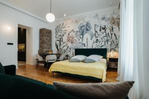 Golden Merchant Main Square