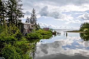 Peaceful Waterfront Escape In Skamokawa
