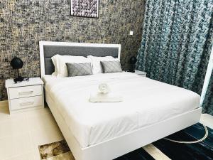 Stylish 1 Plus Maids 5 mins to Metro at Marina Park