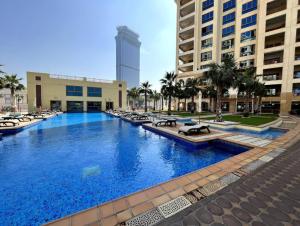 PJ- Premium Palm Jumeirah Apartment - Beachfront, Pool & Balcony