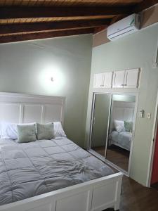 The Cozy Flat by UWI