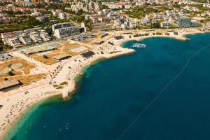 Deluxe Apartment with private heated pool on Žnjan Beach - Urban Nook