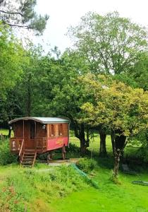 B&B / Chambres d'hotes Une roulotte et des chevaux : photos des chambres