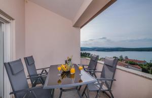 Apartment TRIES 5 with heated pool and sea view 
