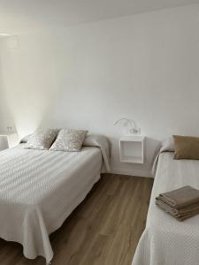 Classic Triple Room with street view room in Hotel Misty