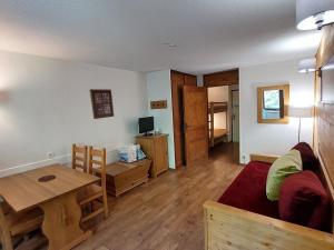 Appartements Studio 28m² avec balcon, couchages pour 4, Wifi et parking, proche centre-village et thermes - FR-1-512-219 : photos des chambres