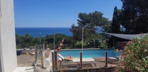 HAUT DE VILLA au MONT ST CLAIR VUE EXCEPTIONNELLE MER et FORÊT terrasses, piscine, pétanque, solarium privés