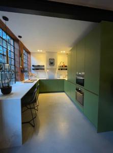 City Penthouse with 3 floors , Super King Bed , with secret garden