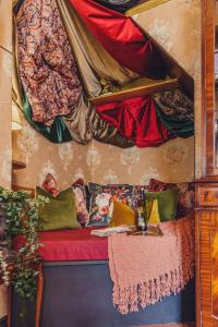 101 House At The End. Witchcraft & Wizardry House