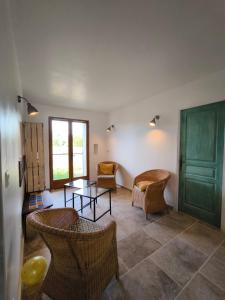 Maisons de vacances Le Mas des iscles Mallemort : Maison 7 Chambres