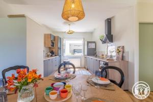 Maisons de vacances Gite Ecrin de Verdure Jacuzzi et piscine : photos des chambres