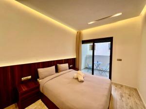 Bright Corniche Escape - 2 BR Urban Flat
