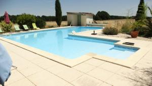 La Galerie gîte climatisé 4 chambres 8 personnes, 2 salles deau, 2 WC, WIFI, parking, piscine chauffée à partager, animaux acceptés, Gîte en pleine nature