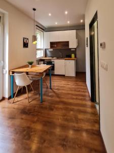 Green Hill Gem On Buda