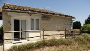 La Galerie gîte climatisé 4 chambres 8 personnes, 2 salles deau, 2 WC, WIFI, parking, piscine chauffée à partager, animaux acceptés, Gîte en pleine nature