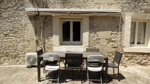 La Galerie gîte climatisé 4 chambres 8 personnes, 2 salles deau, 2 WC, WIFI, parking, piscine chauffée à partager, animaux acceptés, Gîte en pleine nature