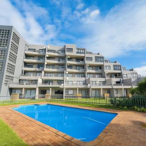 De Valle Gem with Pool Braai Steps to the Beach