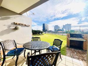 De Valle Gem with Pool Braai Steps to the Beach