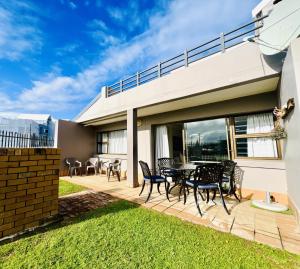 De Valle Gem with Pool Braai Steps to the Beach