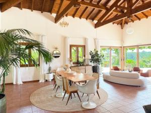 Villas Villa Hau-Oli, 4 chambres, spacieuse, piscine privee, grand jardin fleuri vue golf et 8min a pied de la plage : photos des chambres