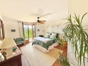 Villa HauOli, 4 chambres, spacieuse, piscine privée, grand jardin fleuri vue golf et 8min à pied de la plage