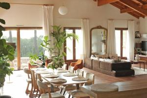 Villa HauOli, 4 chambres, spacieuse, piscine privée, grand jardin fleuri vue golf et 8min à pied de la plage