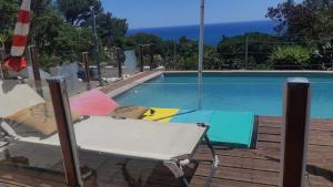 HAUT DE VILLA au MONT ST CLAIR VUE EXCEPTIONNELLE MER et FORÊT terrasses, piscine, pétanque, solarium privés