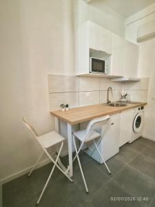 New - studio avec clim au centre dAix 2eme étage