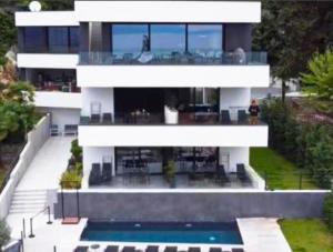 Villa V with pool and free parking