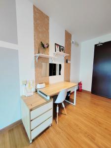 Symphony 14 Spacious Studio w Wi-Fi Netflix