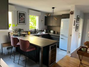 Sejours chez l'habitant Chambre et salle de bains autonome dans un logement elegant : photos des chambres