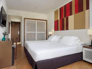 Double Room with Extra Bed (3 Adults) room in H10 Vintage Salou