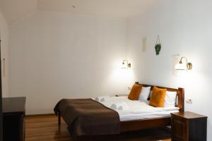 Family Room with Mountain View room in ZimaSnow Ski & Spa Club