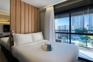 Studio com piscina e academia ao lado do metrô