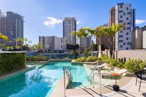 Studio com piscina e academia ao lado do metrô