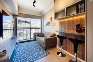 Apê alto, suite com cama Queen e sala de estar