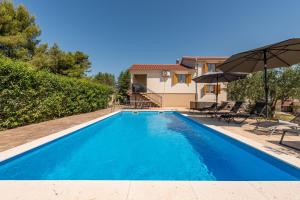 New! Holiday Home Tina with pool