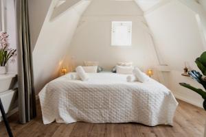 Central Amsterdam 2BR Apartment 1 Min Walk to Rembrandtplein & Dam Square