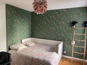 Sejours chez l'habitant Chambre et salle de bains autonome dans un logement elegant : photos des chambres